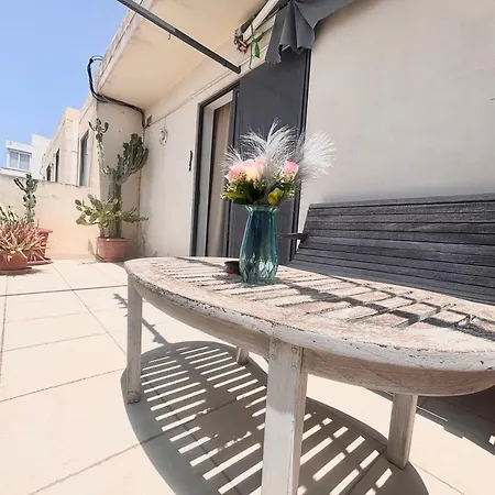 Apartment Stylish Penthouse With Side Sea-views *