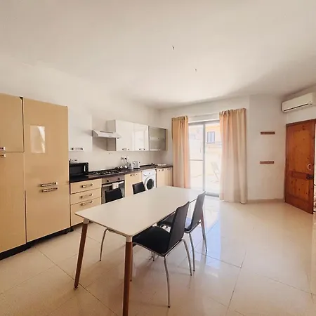 Stylish Penthouse With Side Sea-views Apartment Gzira