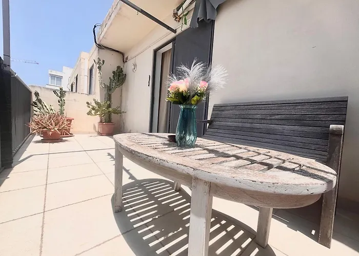 アパート Stylish Penthouse With Side Sea-views *