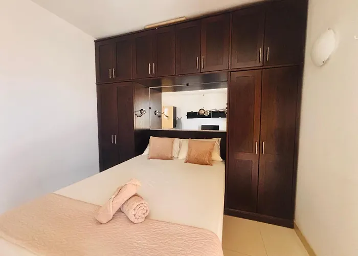 アパート Stylish Penthouse With Side Sea-views