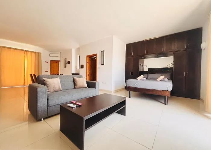 Stylish Penthouse With Side Sea-views アパート