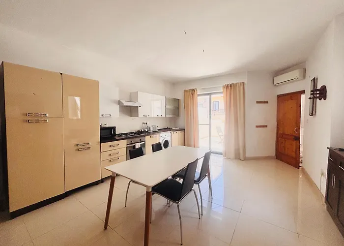 Stylish Penthouse With Side Sea-views アパート グジラ