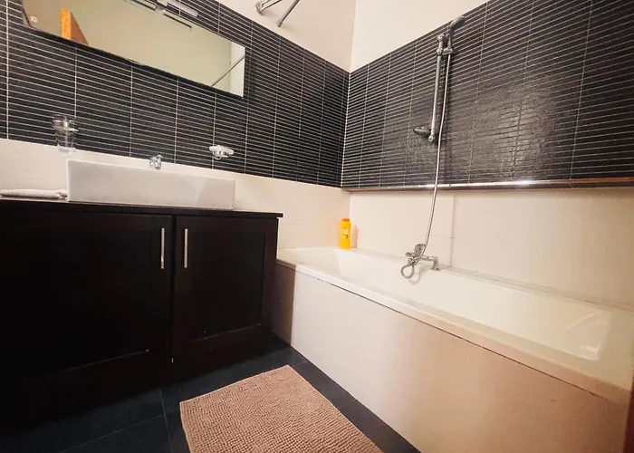 Stylish Penthouse With Side Sea-views アパート